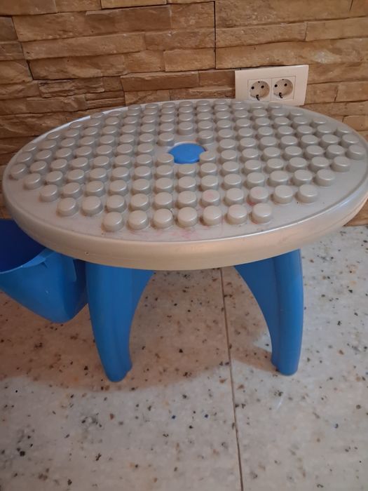 Măsuță pt cuburi în stare foarte bună