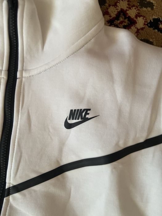 Nike Tech Fleese в белой расцветке