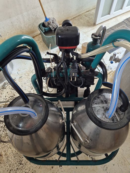 Vând aparat de muls cu 2 posturi si 2 bidoane inox
