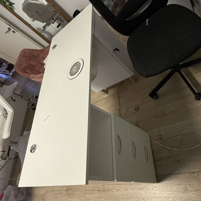 Vand birou de manichiura cu aspirator incorporat