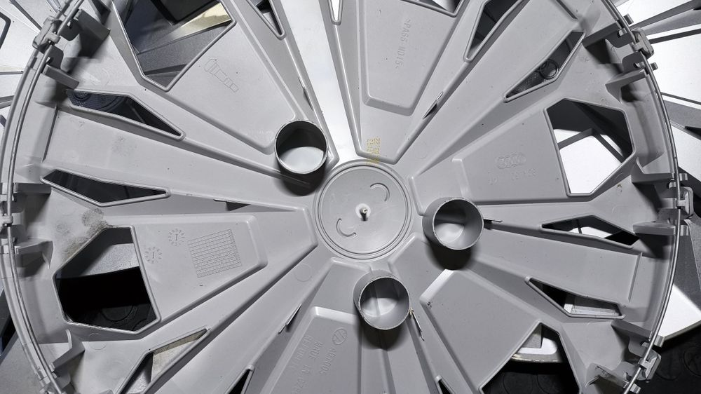 Оригинални капаcи за AUDI 17 цола  OEM 83A 601 147