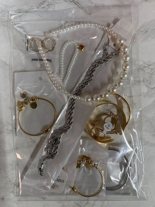 Мистериозна торбичка с бижута с 10бр висококачествени бижута.