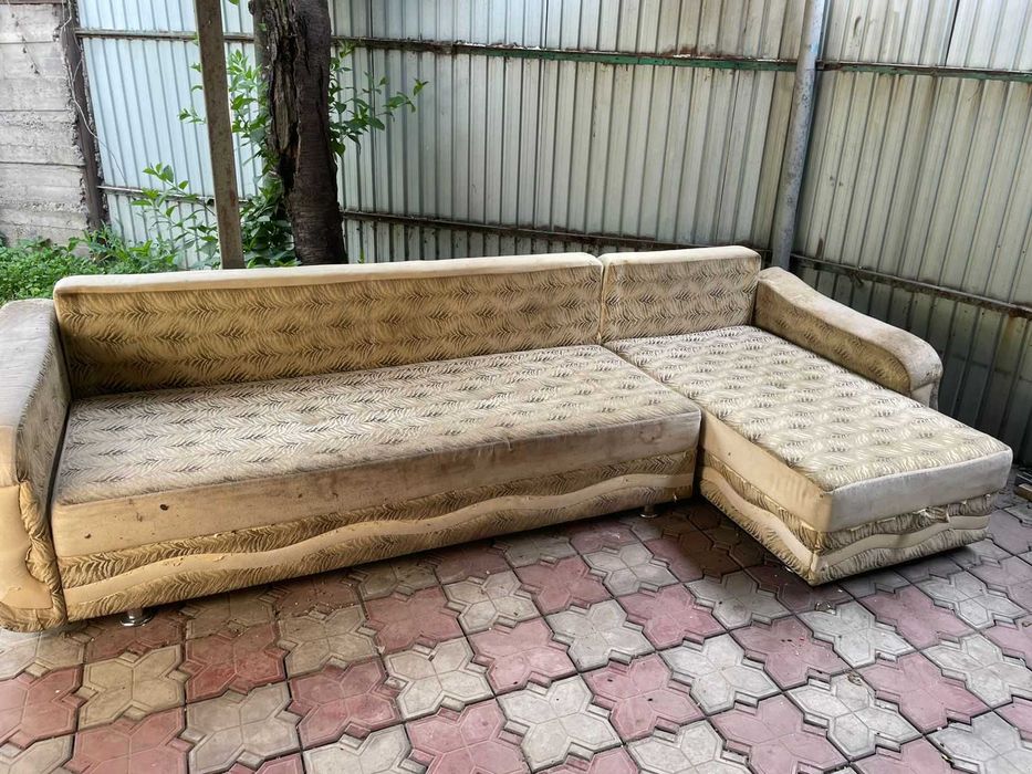 Диван угловой ,даром