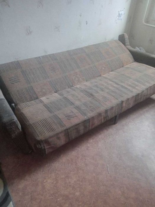 Диван б/у прочный каркас ,сделан в СССР