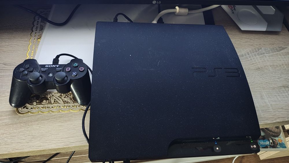 PlayStation 3 slim perfect funcțional cu maneta și joc