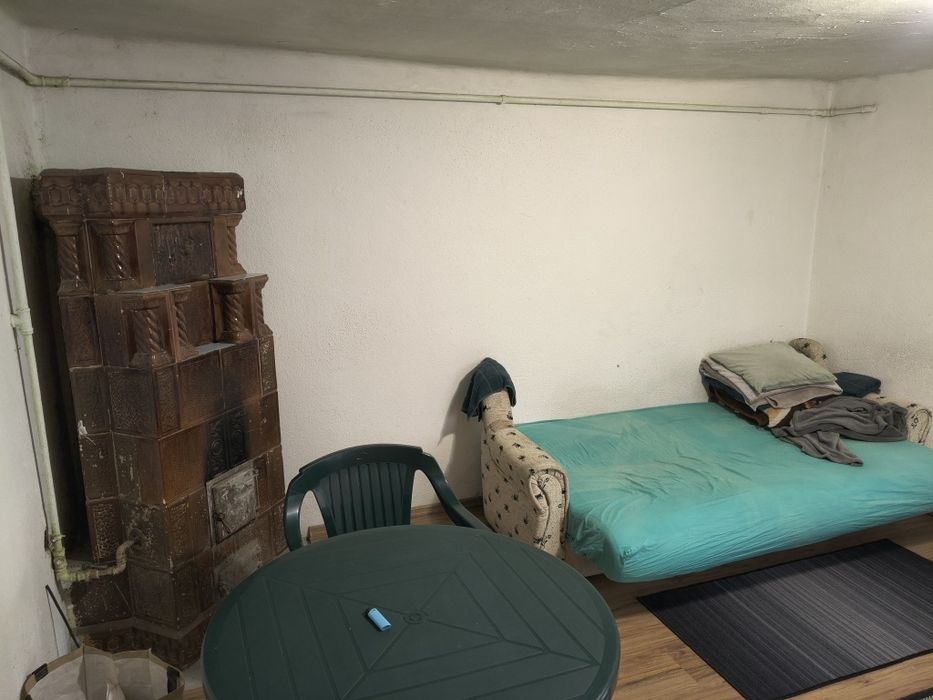 Ofer spre vânzare casa locuibilă situată în municipiul Ploiești, str. Rarău, într-o zonă liniștită, cu acces facil, la aprox 20 de minute de Gara Sud.