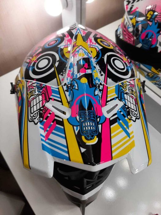 Защитный шлем с очками и перчатки .