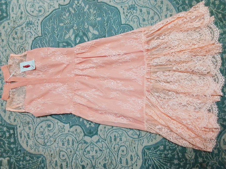 Платья розовое  ,