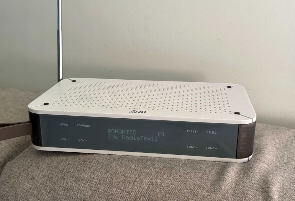 Radio Digital IRC DAB+ FM Bluetooth NFC IKR1520