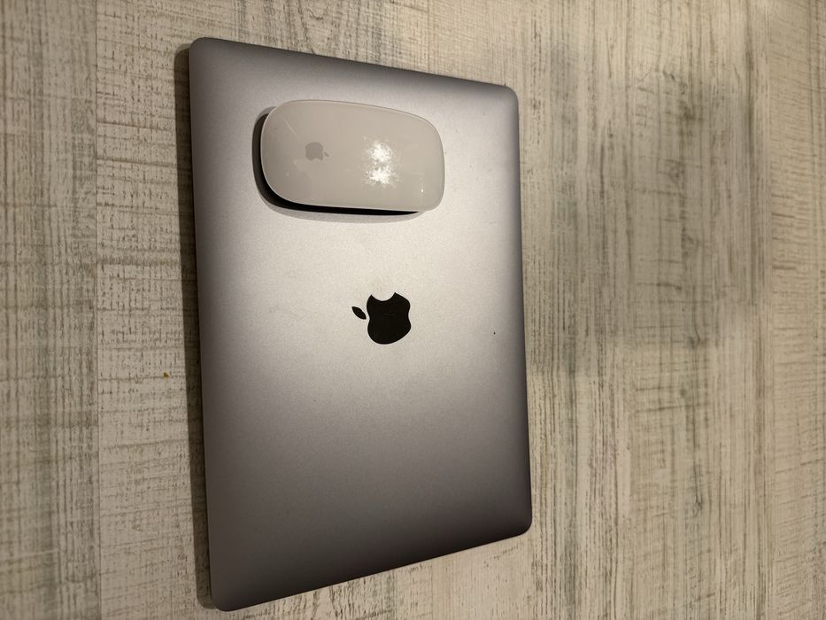 Macbook Air M1 8gb RAM 256GB + mouse ( cutie originala )