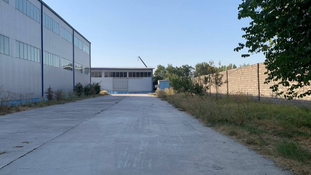 Уртачирчик туманида 3600 м² ишлаб чиқариш биноси ижарага берилади.