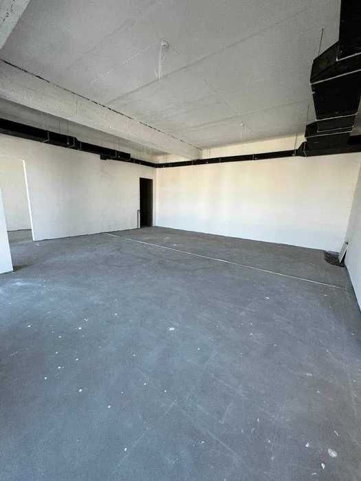 отдельностоящее здание 1350м2. вдоль дороги