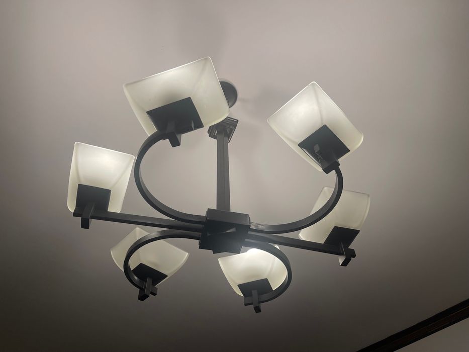 Lustra cu 6 brate cu abajururi albe impecabila