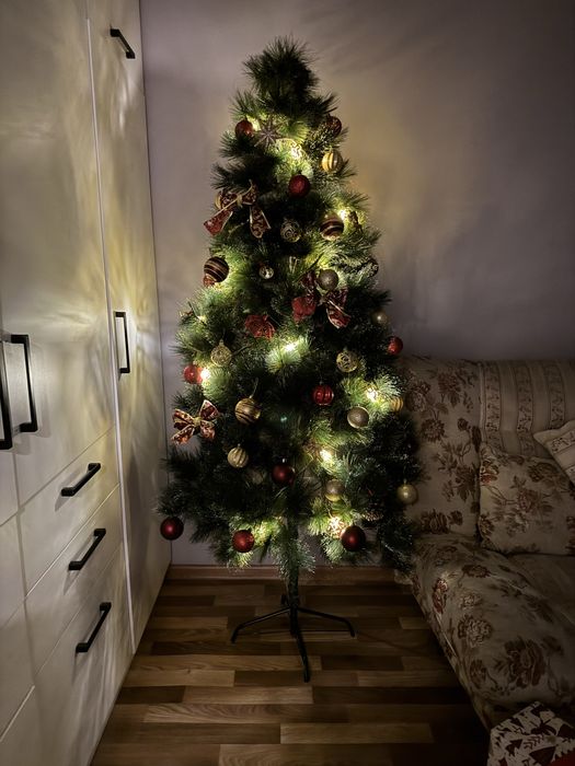 Продам Елку  новогоднюю вместе с игрушками и гирляндой