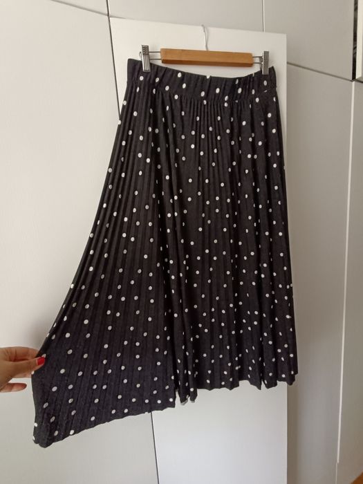 Черна плисирана пола на бели точки Cropp р-р L/ XL
