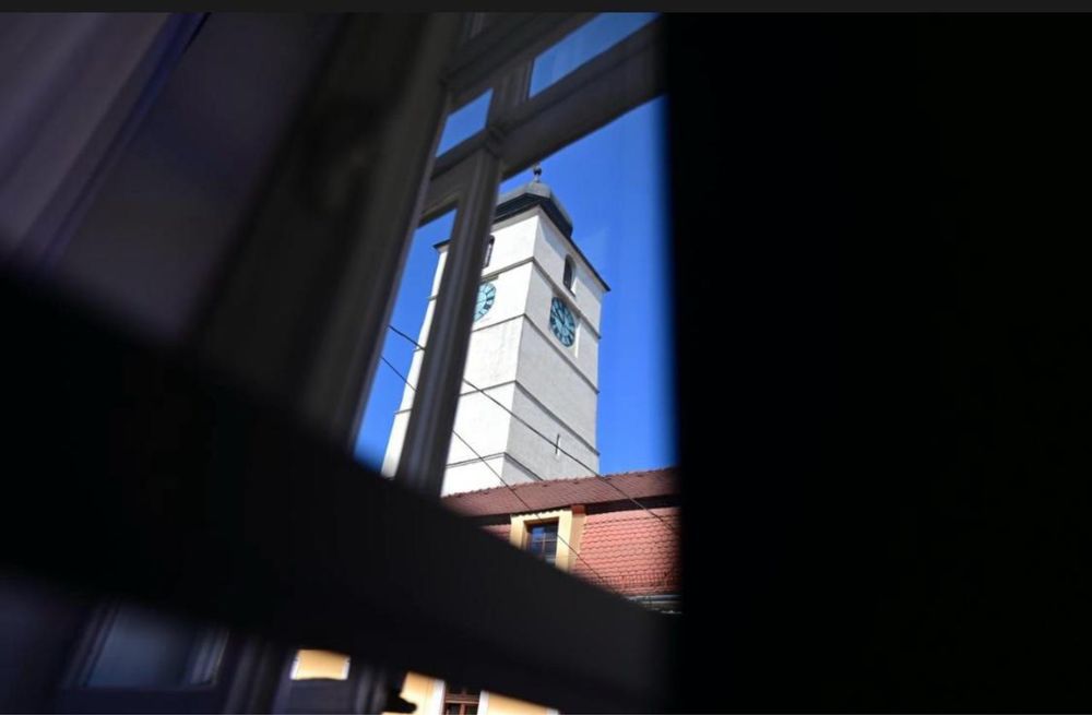Vand  / Inchiriez Apartament Ultracentral Sibiu + spatiu comercial 50 m la subsol + pod