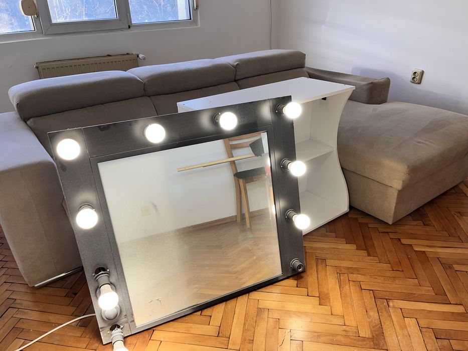 Етажерка и огледало с осветление