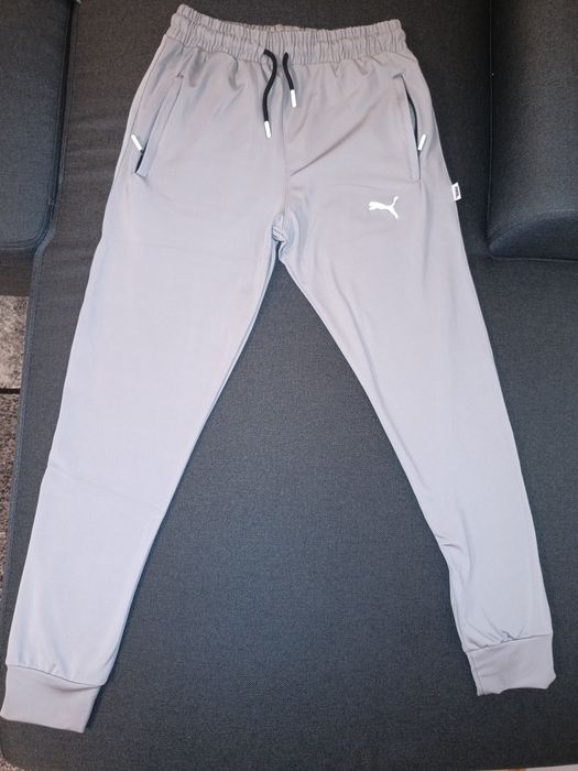 Vând pantaloni Puma