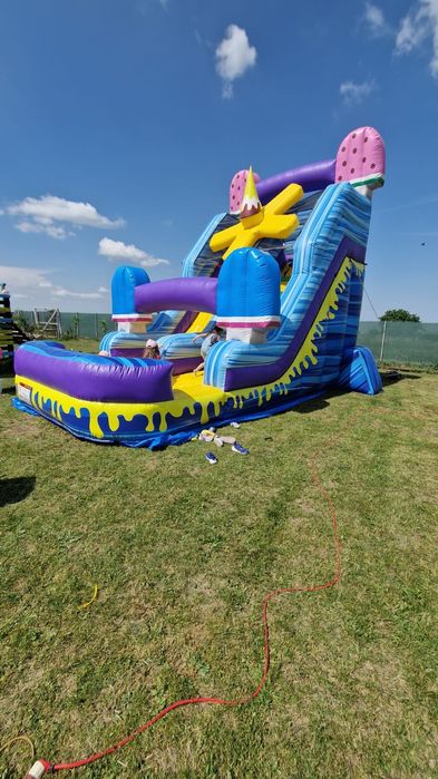 Tobogan gonflabil de închiriat