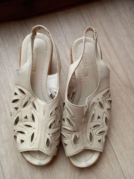 Босоножки на танкетке