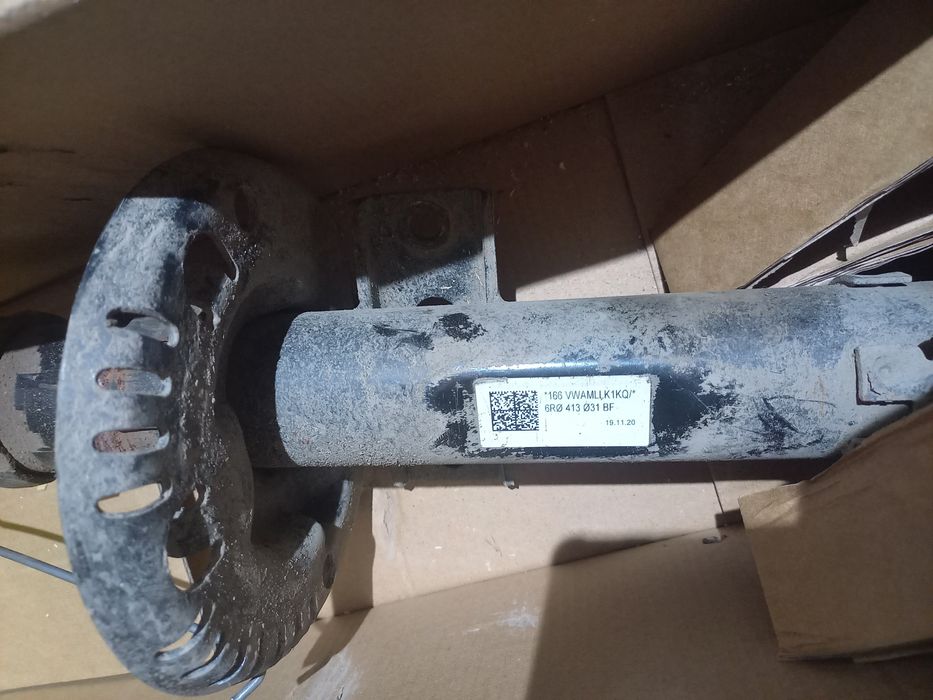 Передние стойки с автомобиля фольцваген поло 21 года оригенал