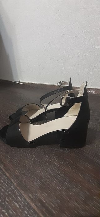 Продаются шикарные босоножки на девочку