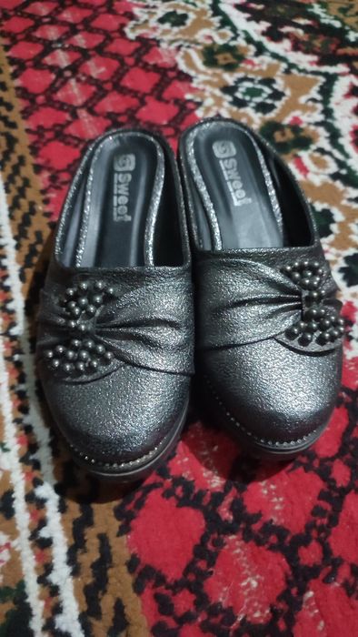 Ayollar oyoq kiyimi sotiladi