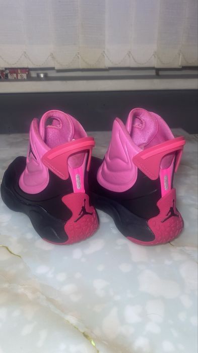 Jordan детски боти