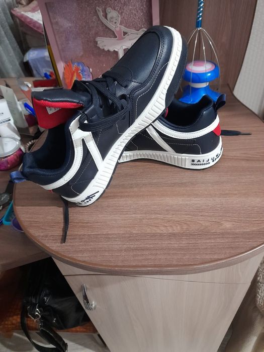 Продам кросовки обсолютно новын