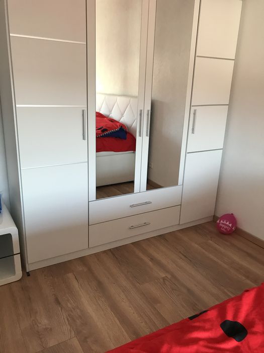 Dulap mare cu oglinzi