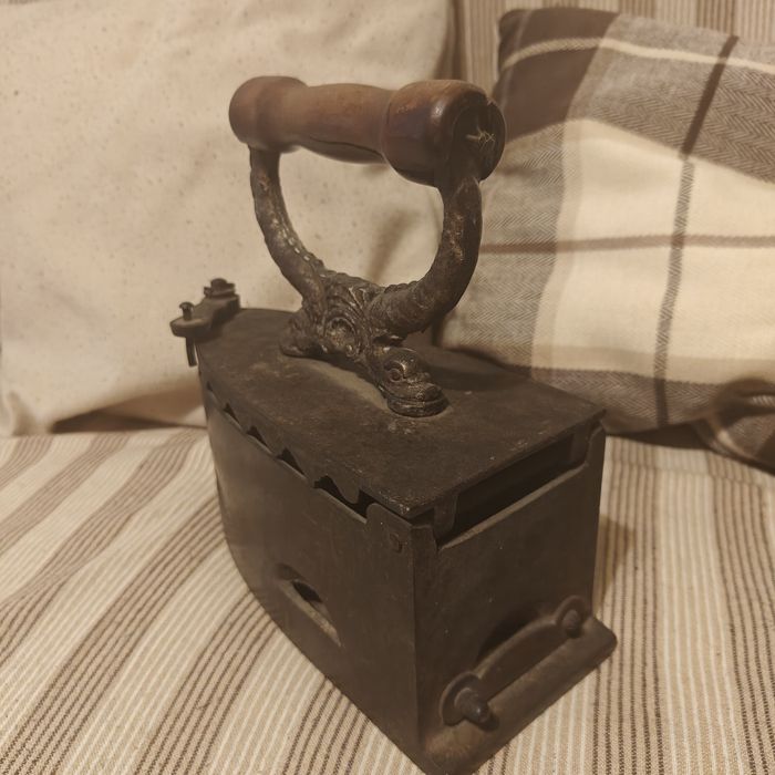 Fier de calcat cărbune