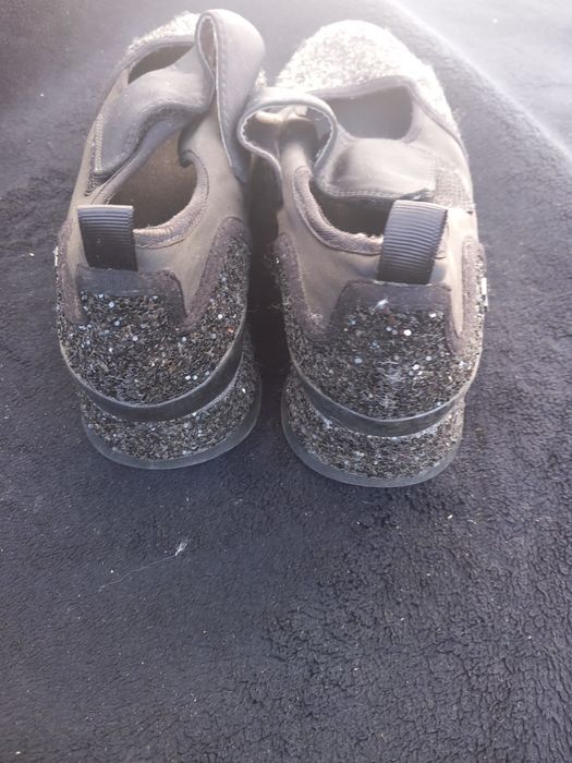 Vând adidași,  doua modele 60 lei buc.