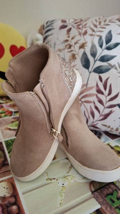 Ghetuțe fete,cu fermoar,purtate foarte putin,mărimea 34cm