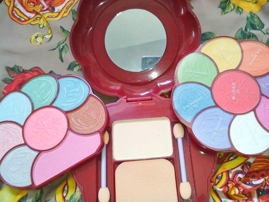 Набор "Ромашка" - тени, румяна, пудра + зеркальце, 3-уровневые.