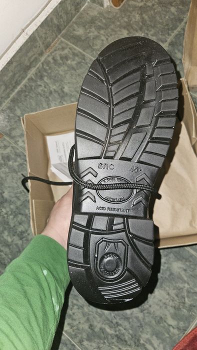 Кожени обувки номер 45.