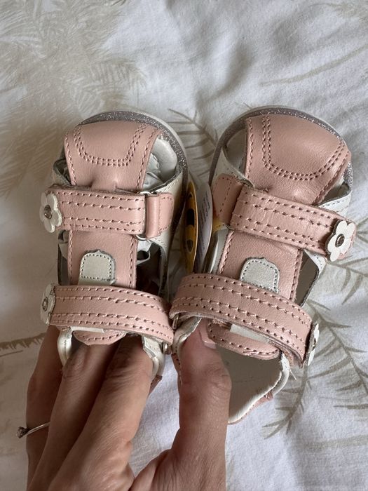 Нови сандали за бебе момиче естествена кожа 20 номер