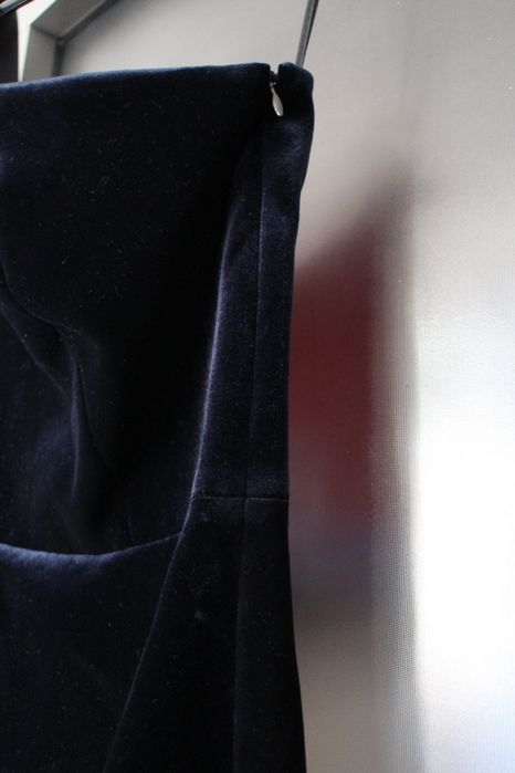 Дизайнерска черна рокля от кадифе с едно рамо