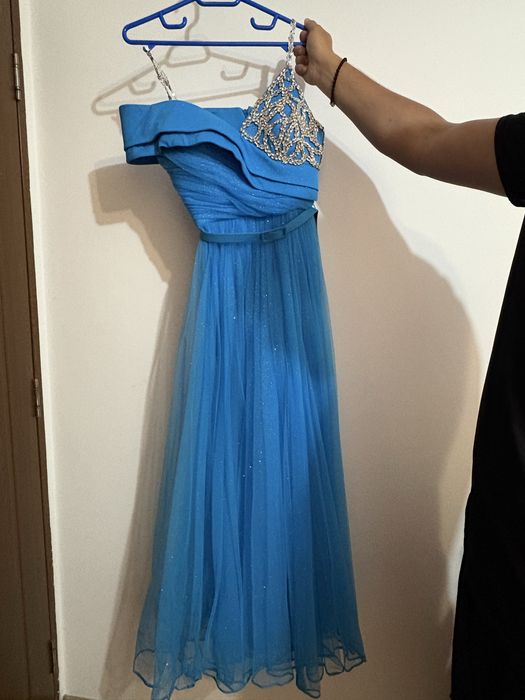 Rochie elegantă de ocazie , purtată o singură dată ,mărime mică , la 1,60 înălțime,mai multe detalii în privat