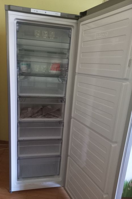 Продам морозильный шкаф beko