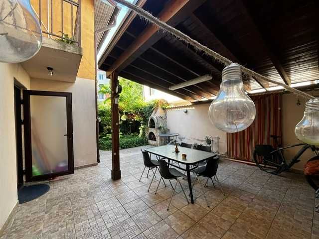 Vand Casa singur curte Brancoveanu, Alunisului, , 5 camere si 3 bai, 160 m.p..