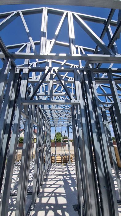 Casa la rosu sau la gata de la 250 € mp și 500 euro mp la gata