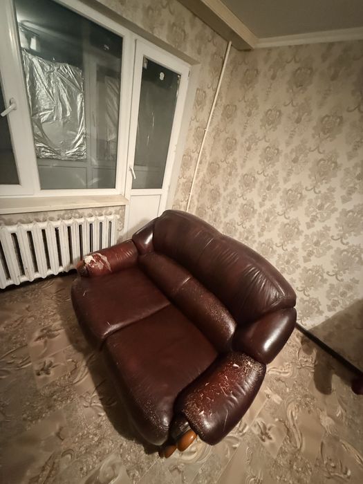 Продаю кожаный диван (б/у)