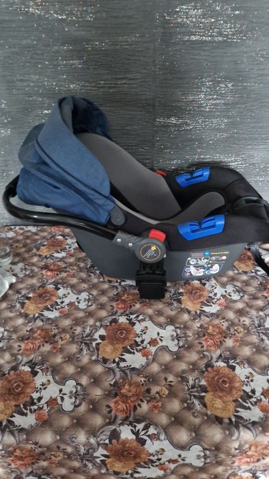 Cărucior bebeluși format din landou + scoică