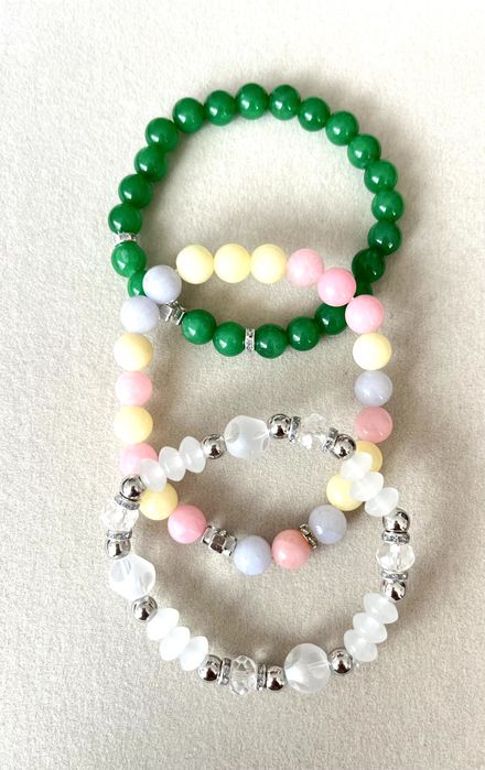 Разнообразни модели гривни с камъни и детайли - две гривни са 3 евро