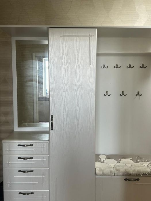 Продаю шкаф для верхней одежды и обуви