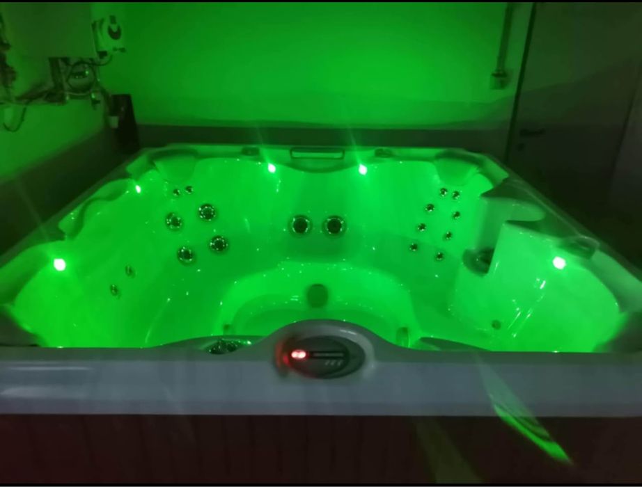Jacuzzi ciubăr piscină spa