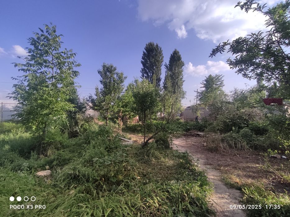 Uy sotiladi 6 sotok  yer bor  yol yoqasida joylashgan