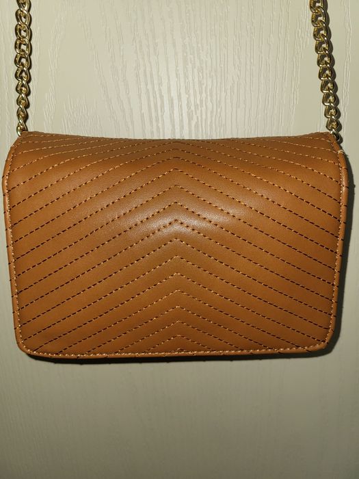 Малка дамска чанта в кафяво