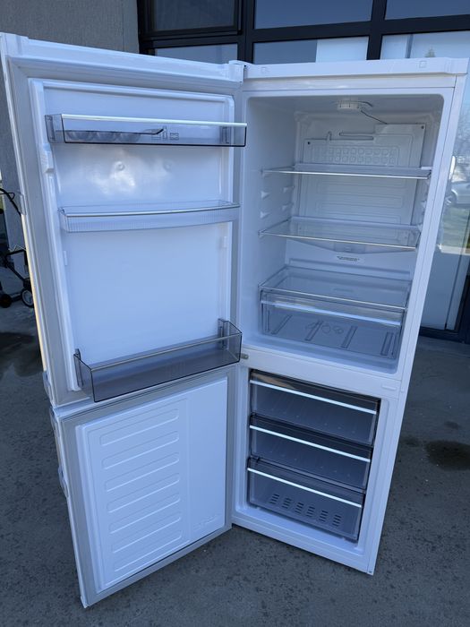 Хладилник с фризер 151см