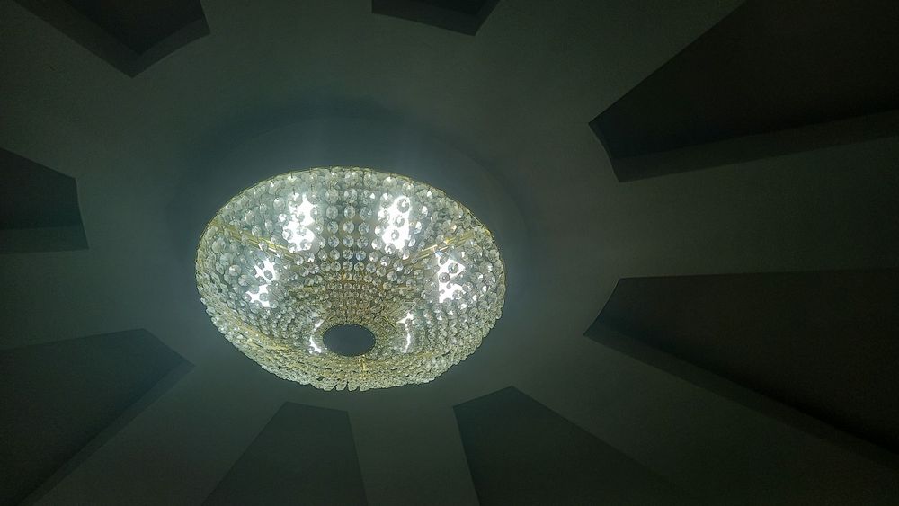 Срочно продается люстры разные